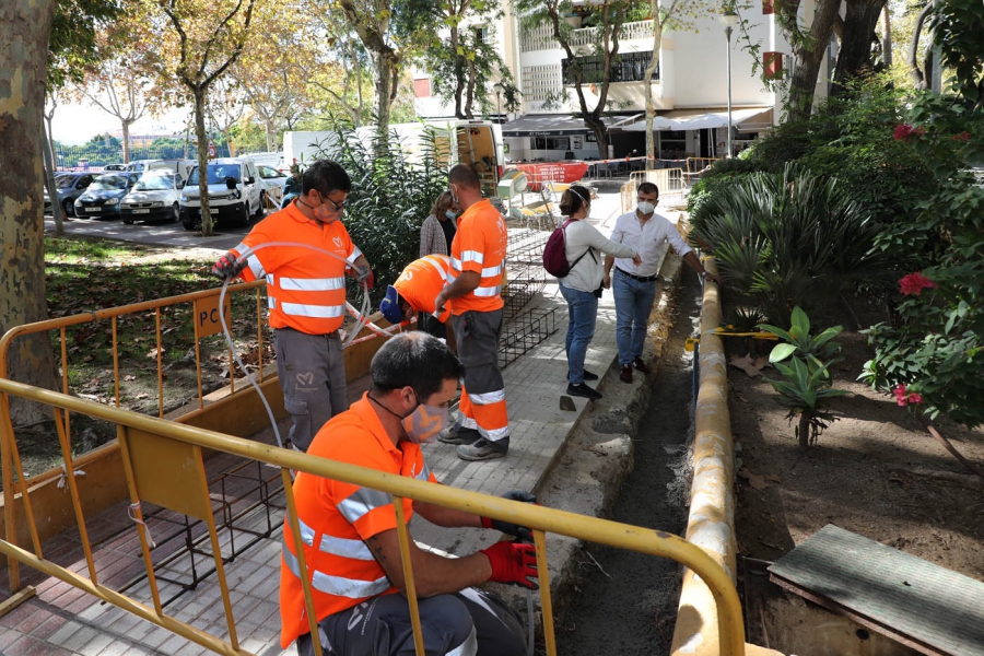 El Ayuntamiento mejorará la seguridad de los vecinos de la plaza Manuel de Falla con la reparación de un muro de 65 metros lineales, la sustitución de 100 m² de solería y el arreglo de alcorques