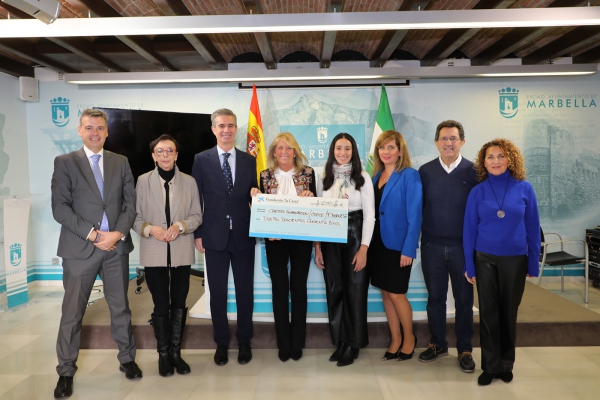 El Ayuntamiento respalda la iniciativa de la Fundación ‘La Caixa’ y CIT Marbella con la entrega de 2.250 euros para la compra de juguetes a la Asociación Crece, Cáritas La Encarnación y la Fundación Mornese
