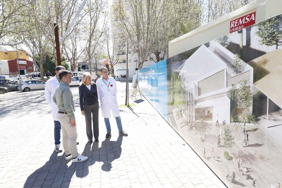 La alcaldesa subraya en el inicio de las obras de ampliación del centro de salud Las Albarizas para la creación de un nuevo edificio de urgencias que “Marbella está dando la vuelta a su mapa sanitario”
