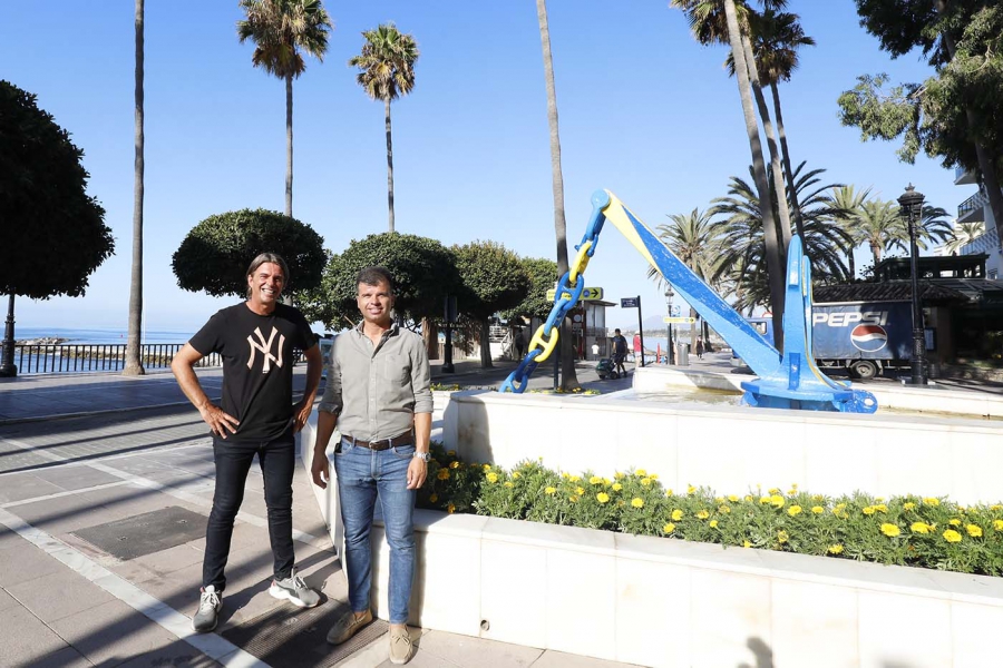 El Ayuntamiento instala la escultura de un ancla donada por la Autoridad Portuaria de Málaga y pintada por el artista Curro Leyton en la fuente que ocupaba La Venus