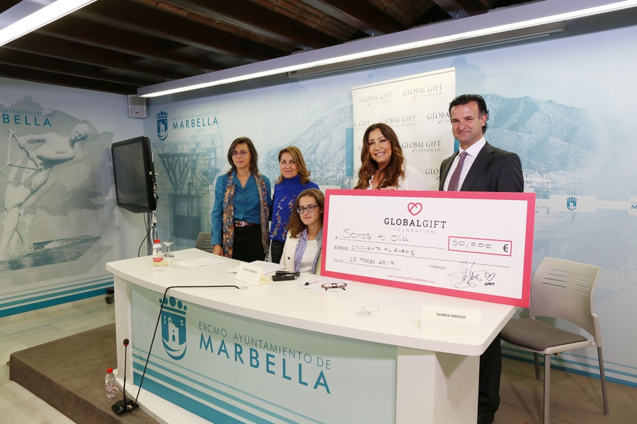El Ayuntamiento respalda la entrega de un cheque solidario de 50.000 euros de la Fundación Global Gift para la marbellí Sarah Almagro