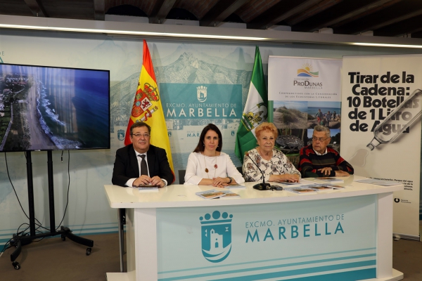 El Ayuntamiento respalda la presentación de la Guía de Visita a las Dunas de Marbella, que difunde el patrimonio natural de la ciudad