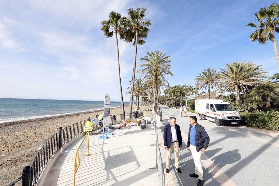 El Ayuntamiento acomete la primera fase de mejoras en el Paseo Marítimo de San Pedro Alcántara con la renovación de los once accesos a la playa