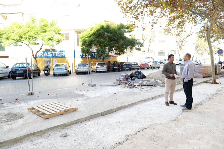 El Ayuntamiento mejora la movilidad peatonal y la seguridad del acerado de la calle Vázquez Clavel