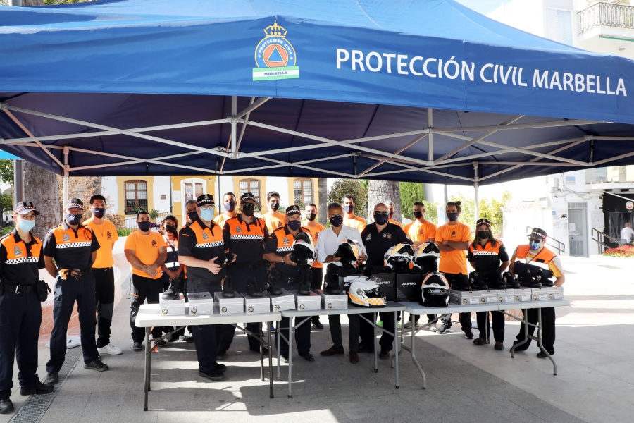 El Ayuntamiento entrega nuevo material para reforzar la labor de Protección Civil, cuya agrupación en la ciudad alcanza el centenar de voluntarios