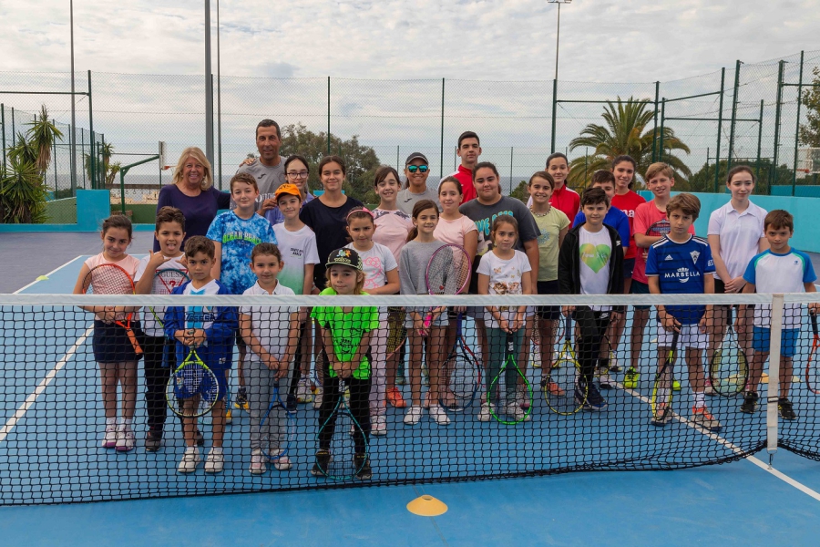 La alcaldesa visita las escuelas municipales de tenis en el Polideportivo Paco Cantos y destaca que Marbella es un destino de referencia en esta disciplina deportiva