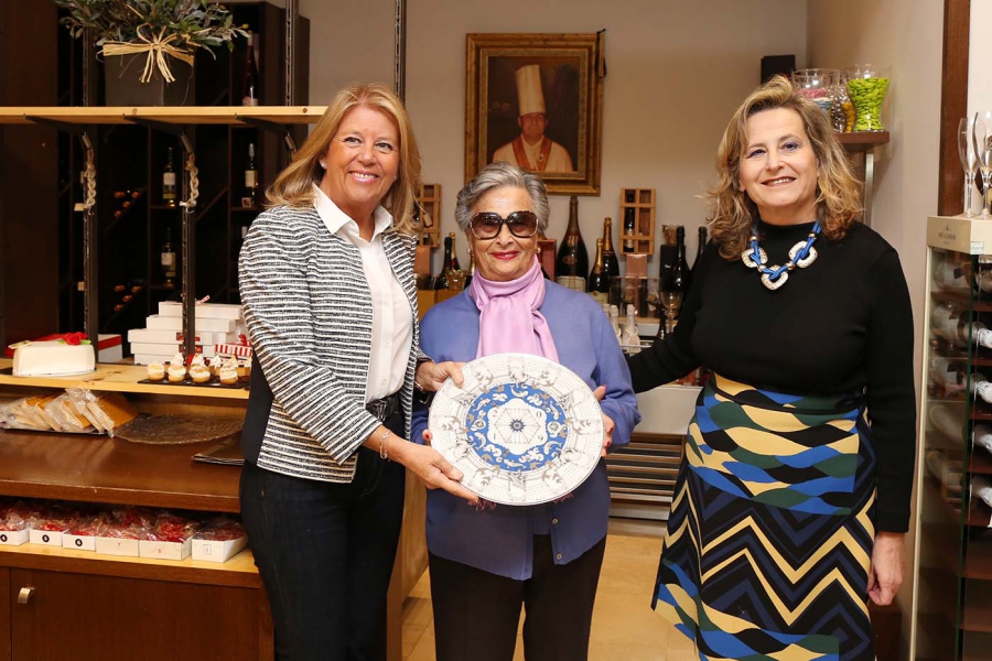La alcaldesa entrega el Premio de Honor Marbella All Stars 2019 a la creadora del grupo de hostelería Goyo