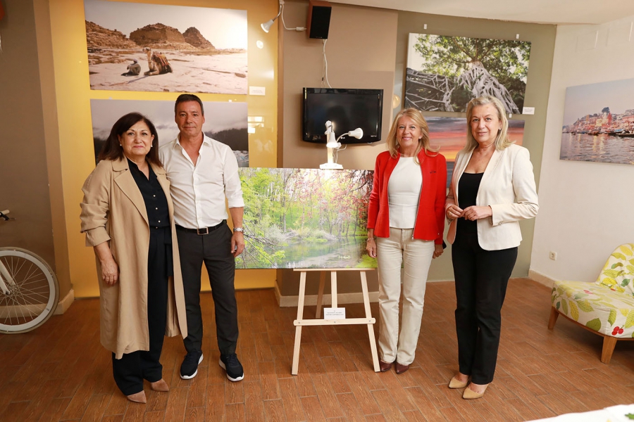 La alcaldesa visita la exposición ‘Memorias del mundo’ del fotógrafo Antonio Duarte