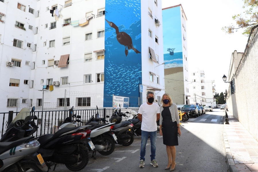 La barriada Plaza de Toros estrena cuatro murales de inspiración marinera de 27 metros de altura que decoran la fachada de tres edificios