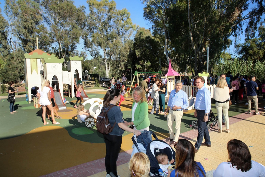 La alcaldesa visita el parque público en Los Naranjos