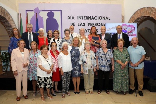El Ayuntamiento rinde homenaje a 22 vecinos de Marbella y Las Chapas con motivo del Día Internacional de los Mayores