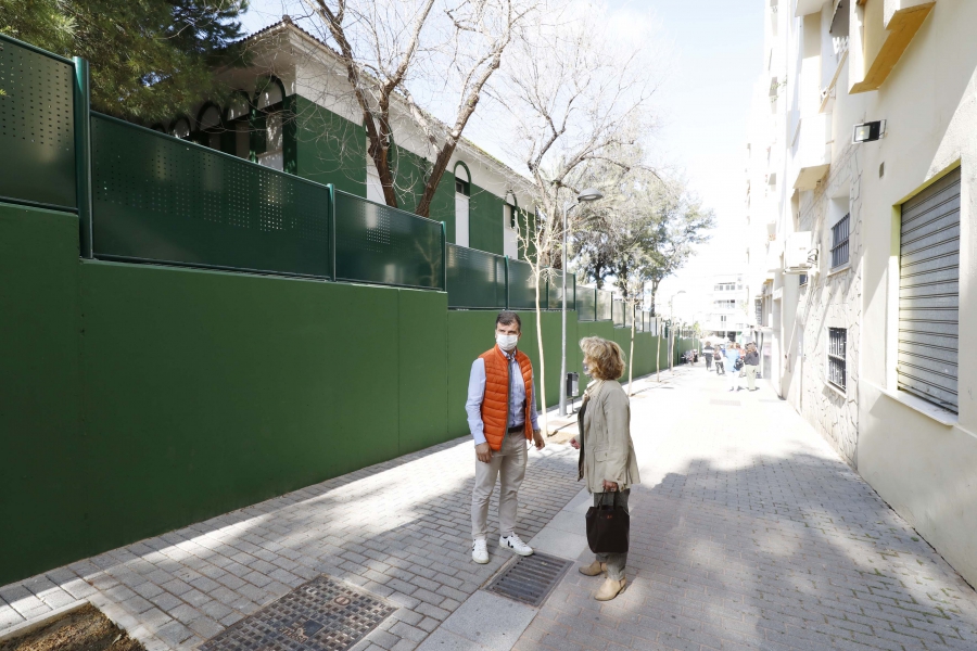 El Ayuntamiento finaliza la reconstrucción del primer tramo del muro del colegio Federico García Lorca y acometerá a partir de junio la segunda fase de renovación del cierre perimetral