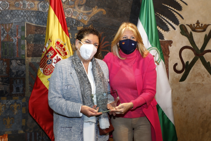 La alcaldesa reconoce la labor de la ex gerente de la Agencia Sanitaria Costa del Sol, Luisa Lorenzo, y destaca “su capacidad de liderazgo durante la pandemia”