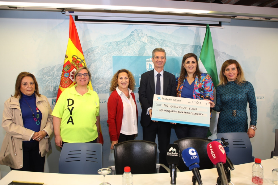 El Ayuntamiento respalda la iniciativa de CIT y Obra Social La Caixa, que han entregado 1.500 euros para la compra de juguetes a Cáritas Divina Pastora, DYA y Aspandem