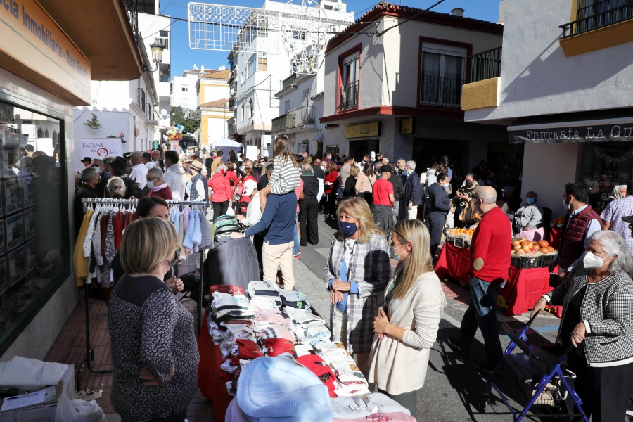 La alcaldesa visita el Mercadillo Navideño de San Pedro Alcántara, que cuenta con la participación de 60 comercios locales