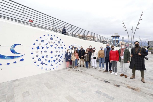 El bulevar de San Pedro Alcántara estrena un mural cerámico con motivos marinos y materiales reciclados elaborado por los 30 alumnos de un taller creativo municipal