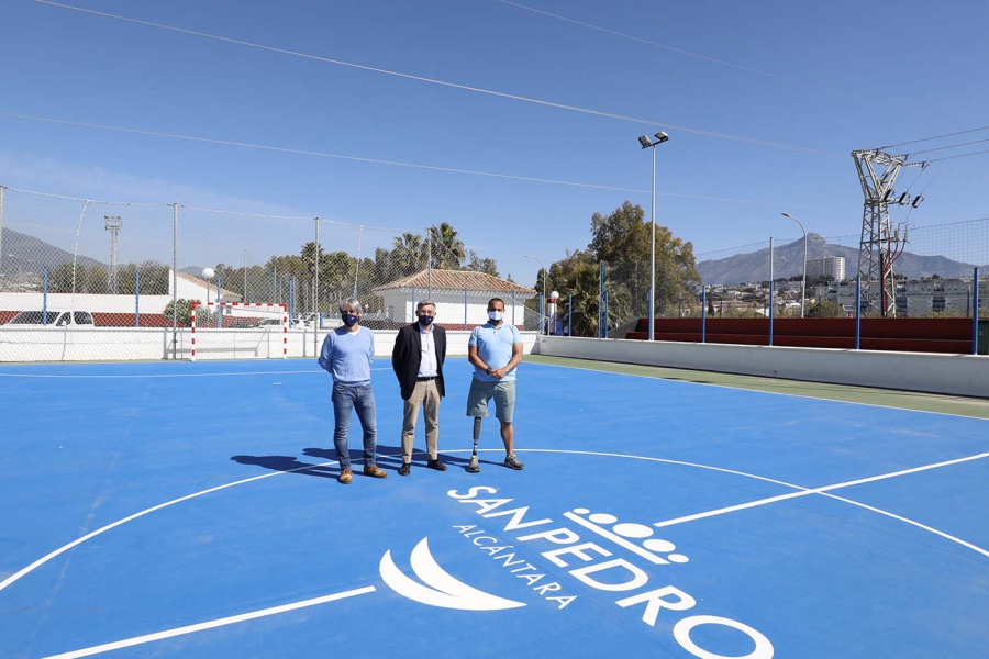 La Tenencia de Alcaldía de San Pedro Alcántara remodela la pista de fútbol sala del polideportivo Juan José Almagro