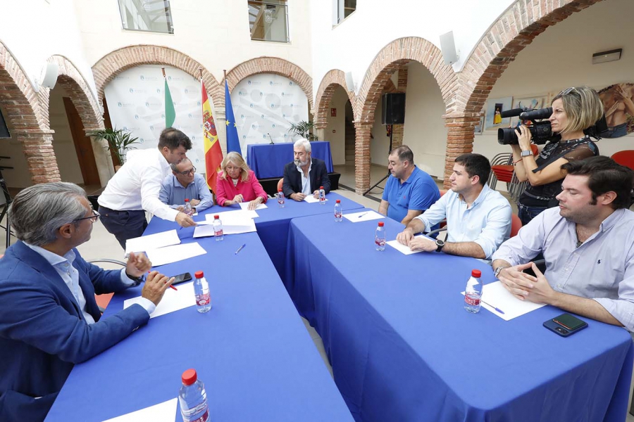 La alcaldesa recibe a la nueva junta de gobierno de la Hermandad del Nazareno de Marbella y abordan el proyecto para la ampliación de su sede