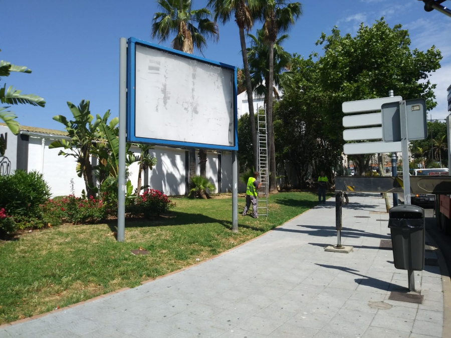 El Ayuntamiento retira cerca de 30 vallas publicitarias instaladas sin permiso en el municipio