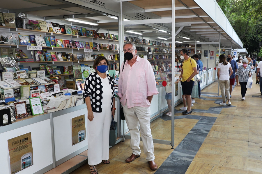 El escritor y librero Andrés García Baena pregona la Feria del Libro de Marbella, que se celebra hasta el 15 de agosto