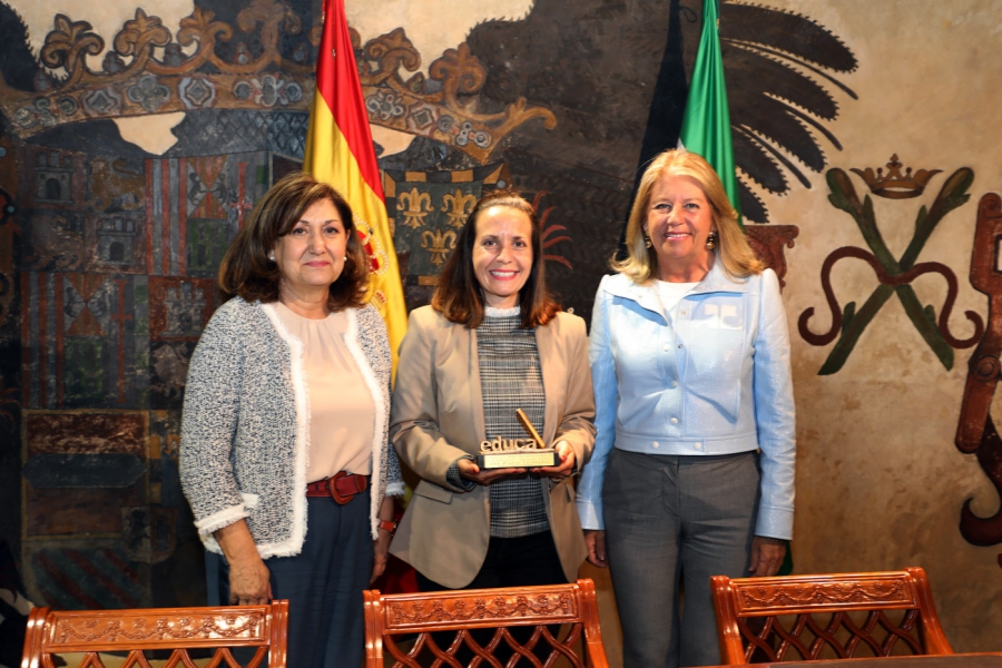 La alcaldesa recibe a la profesora del CEIP Nuestra Señora del Carmen Ana Blanco, distinguida como una de las diez mejores docentes de Infantil de España