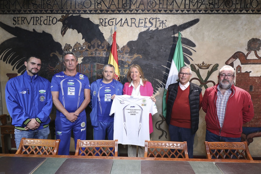 La alcaldesa recibe a la Sociedad de Pesca Marbella tras proclamarse campeona del mundo en el certamen celebrado en Francia