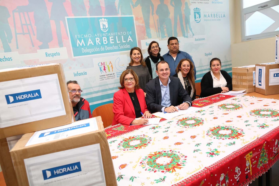 El Ayuntamiento respalda la campaña de donación de 240 juguetes y 100 kilos de caramelos a distintas asociaciones del municipio por parte de Hidralia