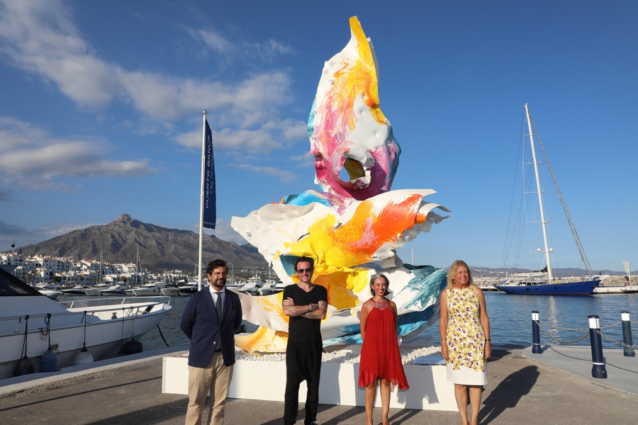 La alcaldesa resalta la iniciativa de Puerto Banús de acercar el arte a vecinos y visitantes de Marbella con la exposición al aire libre ‘My Secret Garden’, del escultor belga Arne Quinze