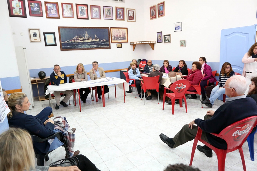 La alcaldesa mantiene un encuentro con vecinos de El Barrio para abordar el proyecto de remodelación integral de calle Málaga y el calendario de las obras