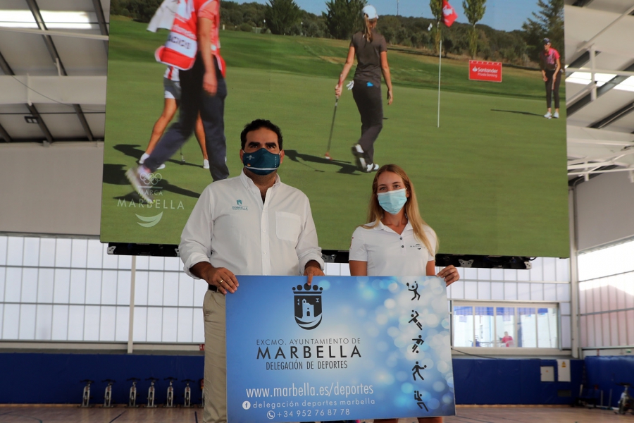 El Ayuntamiento formaliza el patrocinio con la golfista sampedreña Laura Gómez en el marco del programa Marca Marbella
