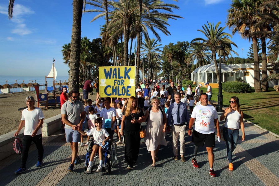 Una Marcha Solidaria recorre el Paseo Marítimo desde San Pedro Alcántara a Puerto Banús para visibilizar la enfermedad de Chloé, una niña de la ciudad afectada por una enfermedad rara
