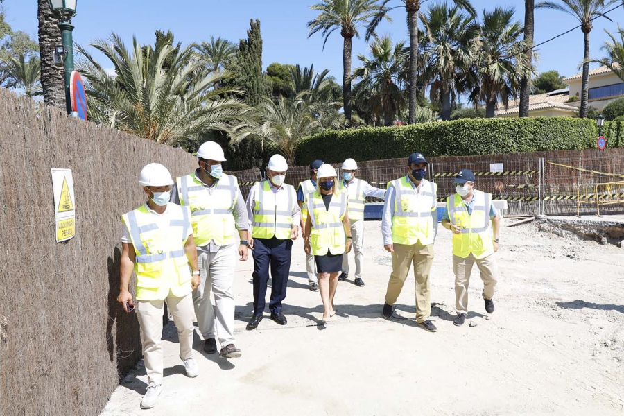 La retirada de 17 pozos de saneamiento y de la estación de bombeo de aguas residuales de la playa de Los Monteros permitirá habilitar un nuevo tramo de senda litoral de 600 metros