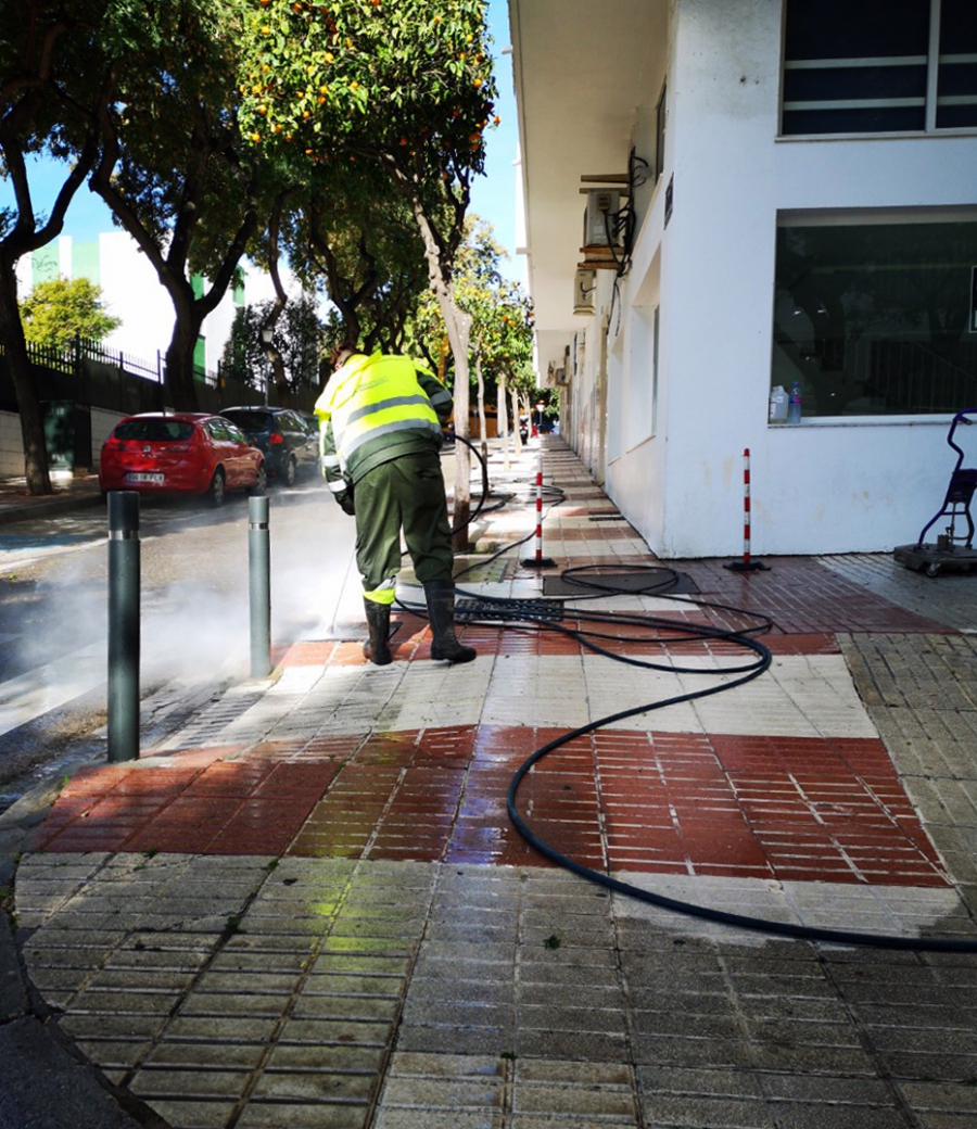 Limpieza recupera casi 66.000 metros cuadrados de pavimento de la vía pública con un tratamiento especial para eliminar las manchas de suciedad incrustada