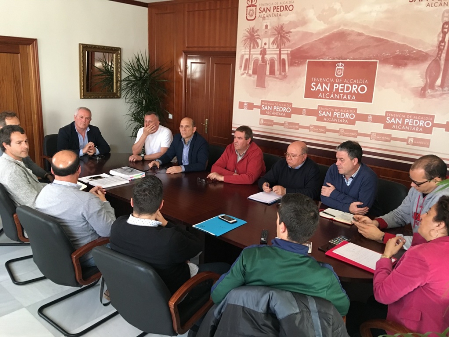 La Tenencia de Alcaldía ha mantenido un encuentro con clubes deportivos y el arquitecto encargado del proyecto para definir el diseño del nuevo pabellón de San Pedro Alcántara