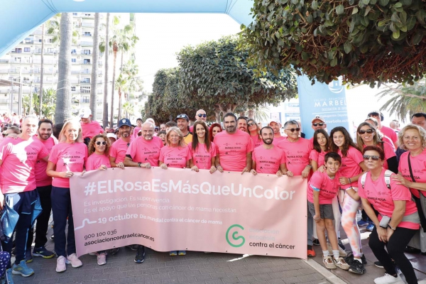 Marbella se vuelca en la lucha contra el cáncer durante la décima Carrera Solidaria Marea Rosa con más de 3.000 participantes