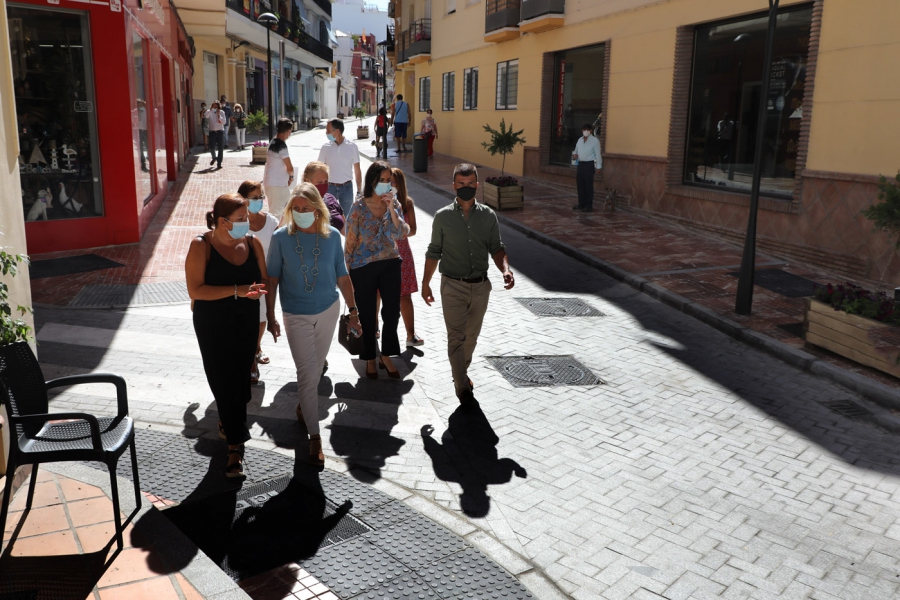 El Ayuntamiento finaliza la remodelación integral de la calle Málaga, que ha permitido resolver problemas históricos en materia de accesibilidad y saneamiento