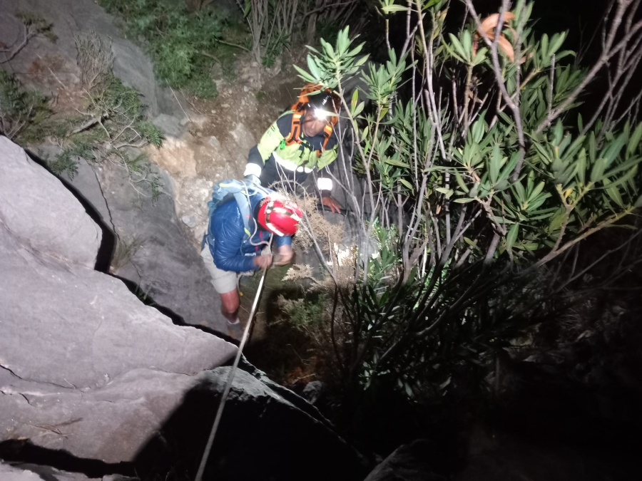 Bomberos rescata a un hombre de 76 años, que se desorientó a la altura de Río de las Piedras, a 900 metros de altitud