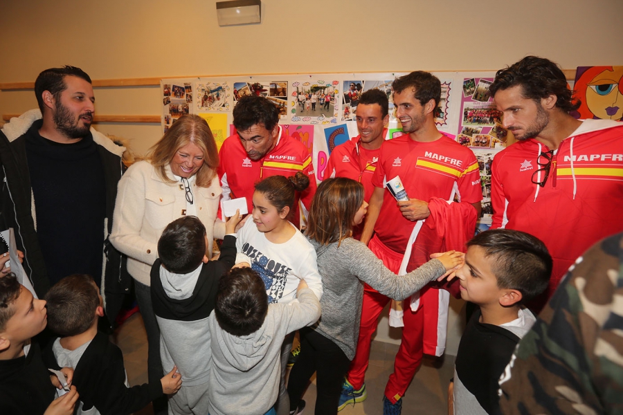 La alcaldesa destaca la labor de las entidades sociales del municipio en un encuentro con el equipo español de la Copa Davis