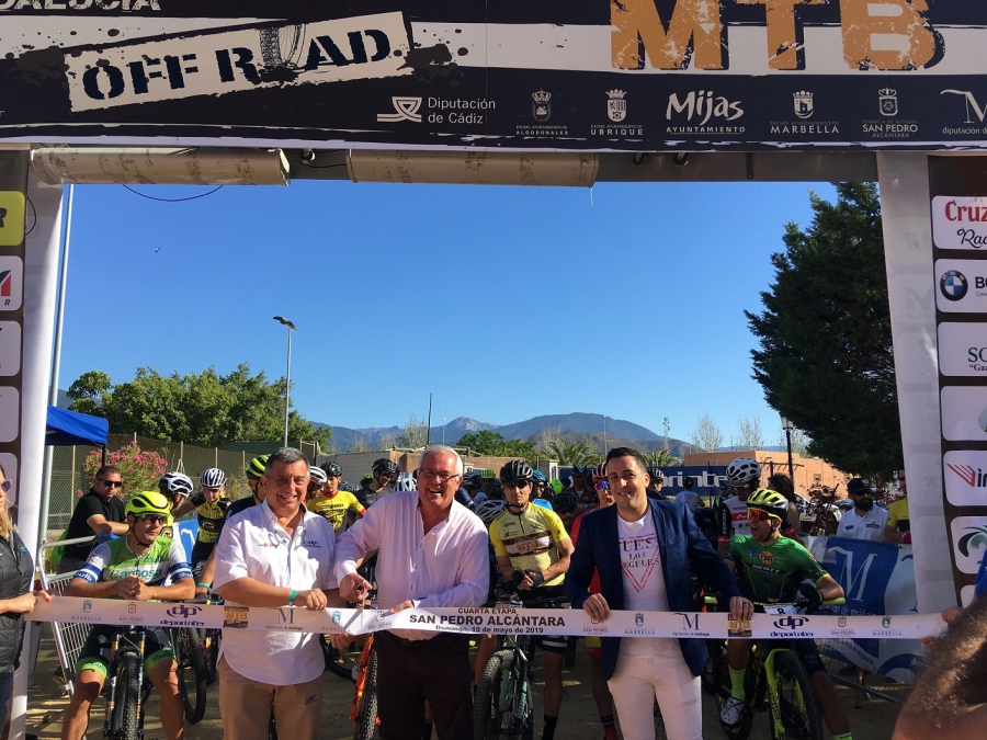 El teniente de alcalde de San Pedro da la salida a la 4º etapa de la VII edición de la Vuelta Andalucía MTB