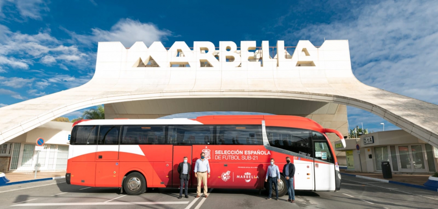 El Ayuntamiento presenta los dos autobuses que realizarán los traslados de la selección española de fútbol sub-21 por el municipio