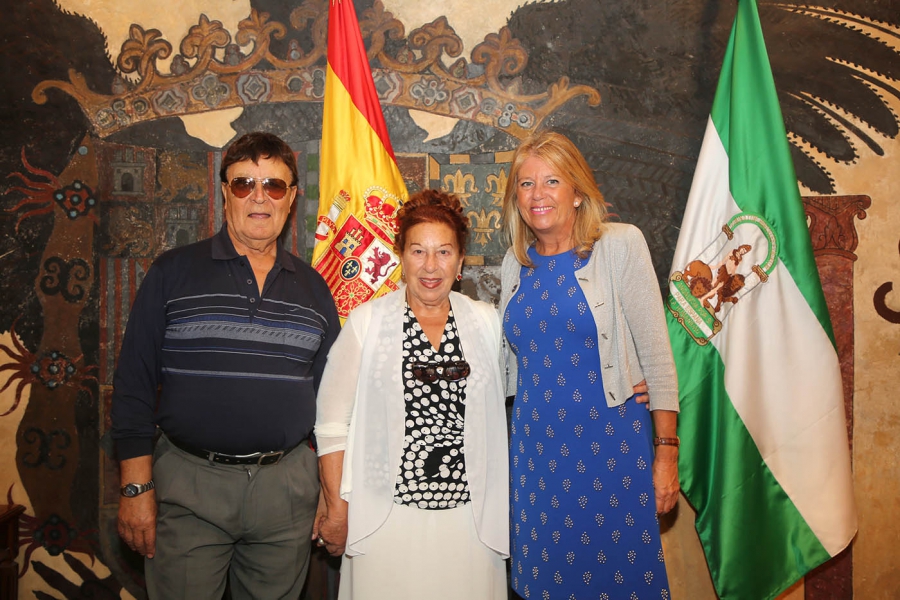 La alcaldesa recibe a la artista María Teresa Sánchez ‘La Cañeta de Málaga’ tras la aprobación en el último Pleno de otorgar su nombre a una calle de la ciudad