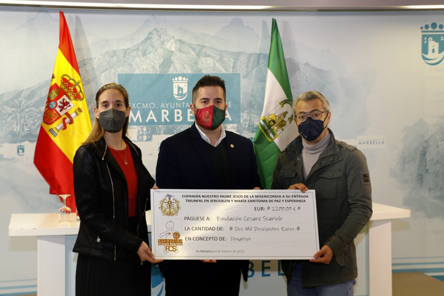 El Ayuntamiento respalda la entrega de un cheque de 2.200 euros a la Fundación Cesare Scariolo obtenidos en el torneo de golf solidario organizado por la Cofradía ‘La Pollinica’