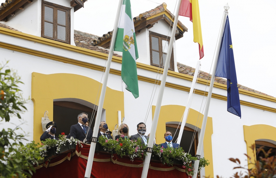 El Ayuntamiento conmemora el Día de Andalucía con una izada de banderas en la Tenencia de Alcaldía de San Pedro Alcántara
