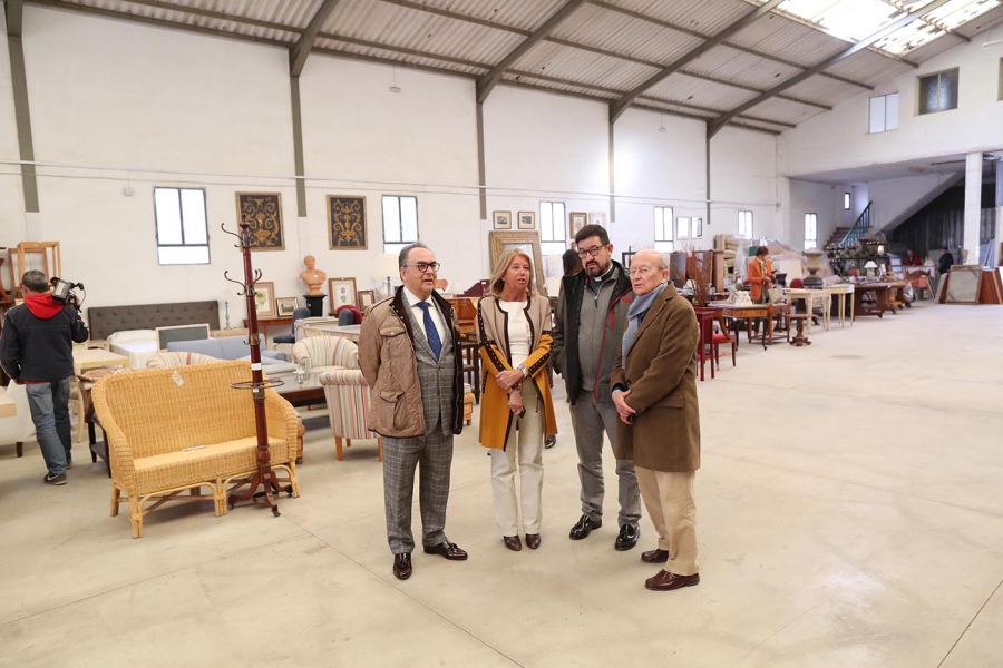 La alcaldesa respalda la labor de Cáritas en la inauguración de su nuevo bazar en la barriada Plaza de Toros