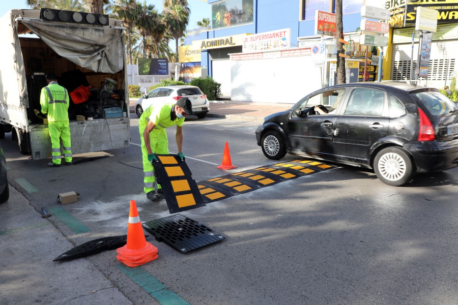 El Ayuntamiento mejora la seguridad vial con medidas de calmado temporales en las avenidas de Naciones Unidas, Julio Iglesias y José Banús