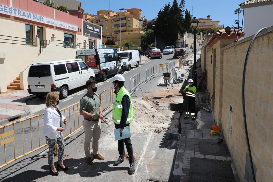 El Ayuntamiento realiza a través de Hidralia obras de renovación en la red de abastecimiento de agua de la calle Fernando VII para solucionar problemas de cortes de suministro a vecinos de la zona