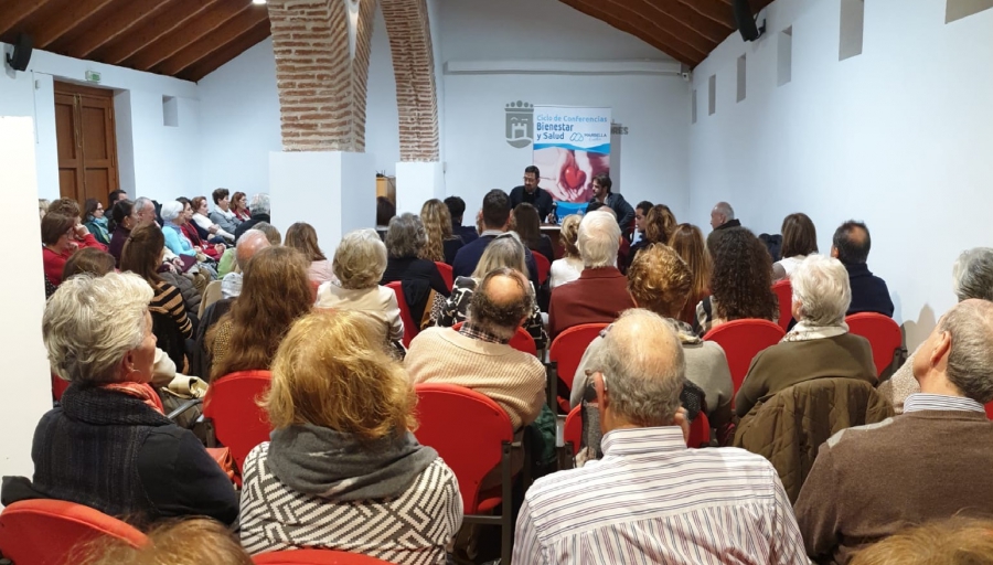 Más de 120 personas asisten a la primera conferencia del Ciclo de Bienestar y Salud ‘Marbella Cuida’