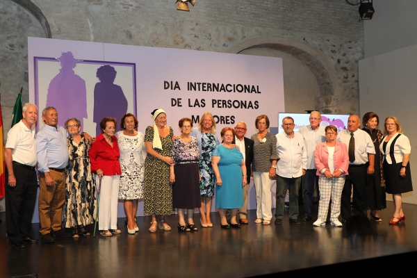 El Ayuntamiento reconoce “la trayectoria vital y la generosidad” de trece vecinos de San Pedro Alcántara y Nueva Andalucía con motivo del Día Internacional de las Personas Mayores