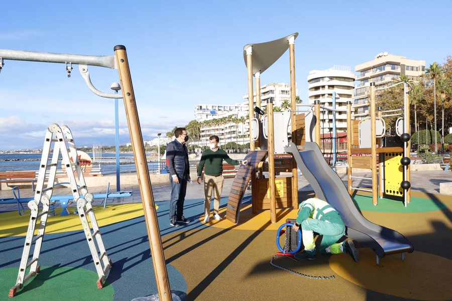 El Ayuntamiento remodela integralmente el área de juegos infantiles de las terrazas del Puerto Deportivo, dotándolo de mayor seguridad e incrementando su diversidad de usos