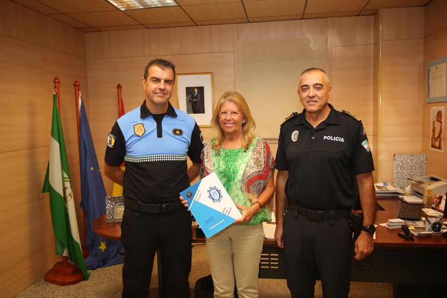 La alcaldesa recibe al nuevo jefe de la Policía Local de Arona, en Tenerife, con motivo de la realización de su periodo de formación en Marbella